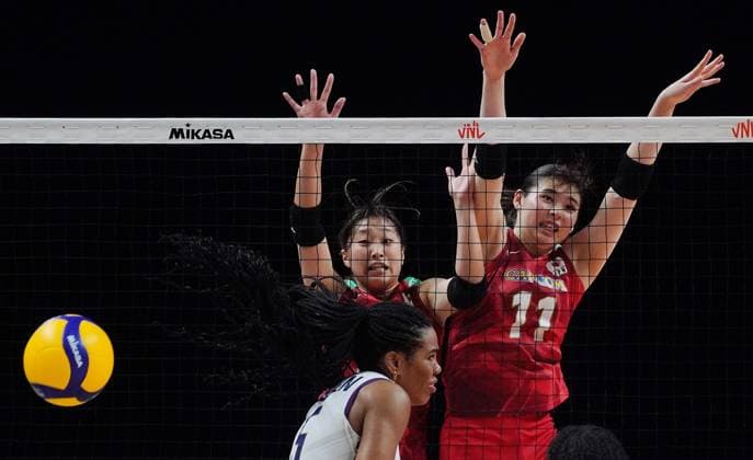 (240601) -- MACAO, June 1, 2024 -- Yamada Nichika (R) of Japan competes during the preliminary match between Japan and the Dominican Republic at the Women s Volleyball Nations League 2024 Macao in Macao, south China, June 1, 2024. ) (SP)CHINA-MACAO-VOLLEYBALL-WOMEN S NATIONS LEAGUE 2024-JPN VS DOM (CN) LuixSuixWai 