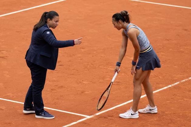 (240601) -- PARIS, June 1, 2024 -- Zheng Qinwen (R) of China talks to referee as she competes against Elina Avanesyan of Russia during the women s singles third round match at the French Open tennis tournament at Roland Garros in Paris, France, June 1, 2024. ) (SP)FRANCE-PARIS-TENNIS-FRENCH OPEN-WOMEN S SINGLES MengxDingbo 