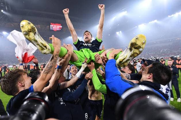 Soccer 1 Bundesliga relegation second leg Fortuna Düsseldorf VfL Bochum on 27 05 2024 at Merkur Spiel Arena in Düsseldorf Bochum players throw Andreas Luthe Bochum in the air DFL regulations prohibit any use of photographs as image sequences and or quasi video xRx