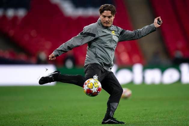 Borussia Dortmund training Edin Terzic, head coach of Borussia Dortmund, kicks the ball during Borussia Dortmund training on the eve of the UEFA Champions League final football match between Borussia Dortmund and Real Madrid CF. London United Kingdom Copyright: xNicolòxCampox