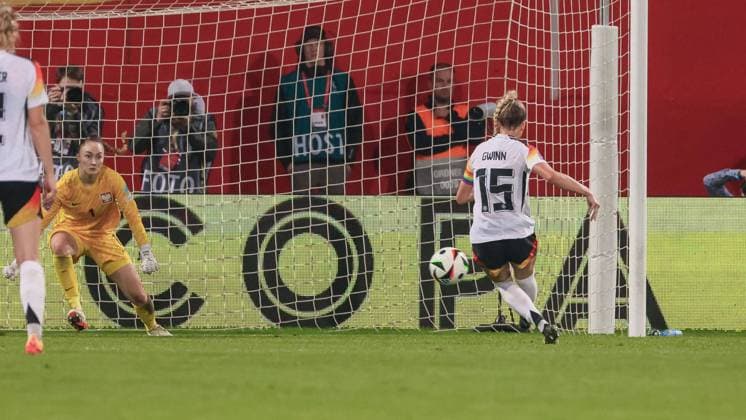 v li Kinga Szemik goalkeeper, goalkeeper, Poland, 1 , goal scorer Giulia Gwinn Germany, DFB, 15 on penalty kick, penalty kick, scores the goal to 4 1, goal, highlight, goal success, 31 05 2024, Rostock Germany , football, European Championship qualification women, Germany Poland xobx