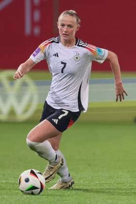 v li Lea Schüller Germany, DFB, 7 on the ball, cropping, single image, full body, action, action, game scene, 31 05 2024, Rostock Germany , football, European Championship qualification women, Germany Poland xobx