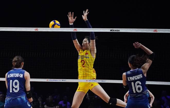 (240601) -- MACAO, June 1, 2024 -- Zhu Ting (C) of China competes during the preliminary match between Thailand and China at the Women s Volleyball Nations League 2024 Macao in Macao, south China, June 1, 2024. ) (SP)CHINA-MACAO-VOLLEYBALL-WOMEN S NATIONS LEAGUE 2024-THA VS CHN (CN) LuixSuixWai 