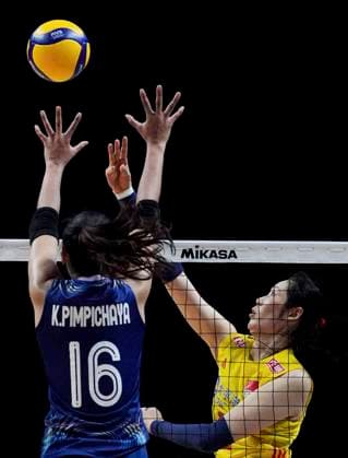 Sport Bilder des Tages (240601) -- MACAO, June 1, 2024 -- Zhu Ting (R) of China competes during the preliminary match between Thailand and China at the Women s Volleyball Nations League 2024 Macao in Macao, south China, June 1, 2024. ) (SP)CHINA-MACAO-VOLLEYBALL-WOMEN S NATIONS LEAGUE 2024-THA VS CHN (CN) LuixSuixWai 