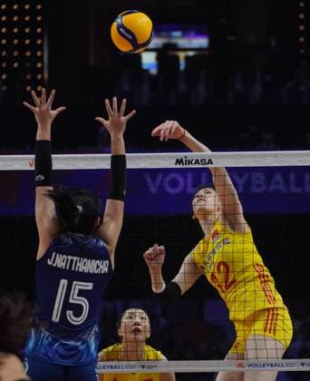 (240601) -- MACAO, June 1, 2024 -- Li Yingying (R) of China spikes the ball during the preliminary match between Thailand and China at the Women s Volleyball Nations League 2024 Macao in Macao, south China, June 1, 2024. ) (SP)CHINA-MACAO-VOLLEYBALL-WOMEN S NATIONS LEAGUE 2024-THA VS CHN (CN) LuixSuixWai 