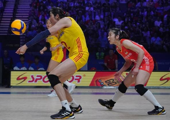 (240601) -- MACAO, June 1, 2024 -- Zhu Ting (L) of China competes during the preliminary match between Thailand and China at the Women s Volleyball Nations League 2024 Macao in Macao, south China, June 1, 2024. ) (SP)CHINA-MACAO-VOLLEYBALL-WOMEN S NATIONS LEAGUE 2024-THA VS CHN (CN) LuixSuixWai 