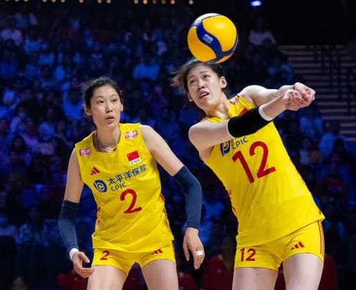 (240601) -- MACAO, June 1, 2024 -- Zhu Ting (L) and Li Yingying of China compete during the preliminary match between Thailand and China at the Women s Volleyball Nations League 2024 Macao in Macao, south China, June 1, 2024. ) (SP)CHINA-MACAO-VOLLEYBALL-WOMEN S NATIONS LEAGUE 2024-THA VS CHN (CN) CheongxKamxKa 