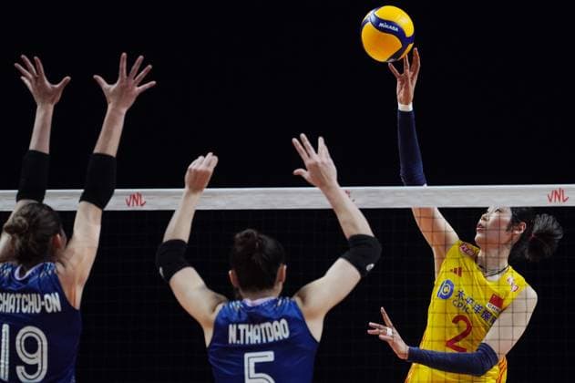 (240601) -- MACAO, June 1, 2024 -- Zhu Ting (R) of China competes during the preliminary match between Thailand and China at the Women s Volleyball Nations League 2024 Macao in Macao, south China, June 1, 2024. ) (SP)CHINA-MACAO-VOLLEYBALL-WOMEN S NATIONS LEAGUE 2024-THA VS CHN (CN) LuixSuixWai 