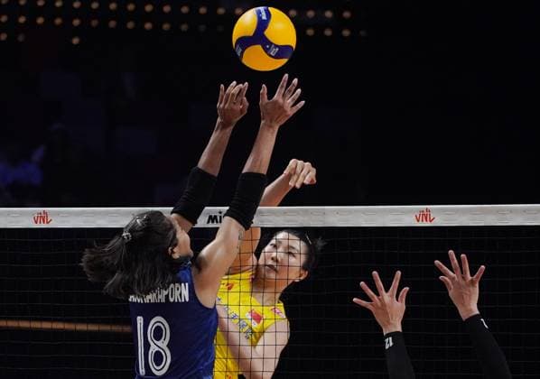 (240601) -- MACAO, June 1, 2024 -- Yuan Xinyue (R) of China competes during the preliminary match between Thailand and China at the Women s Volleyball Nations League 2024 Macao in Macao, south China, June 1, 2024. ) (SP)CHINA-MACAO-VOLLEYBALL-WOMEN S NATIONS LEAGUE 2024-THA VS CHN (CN) LuixSuixWai 