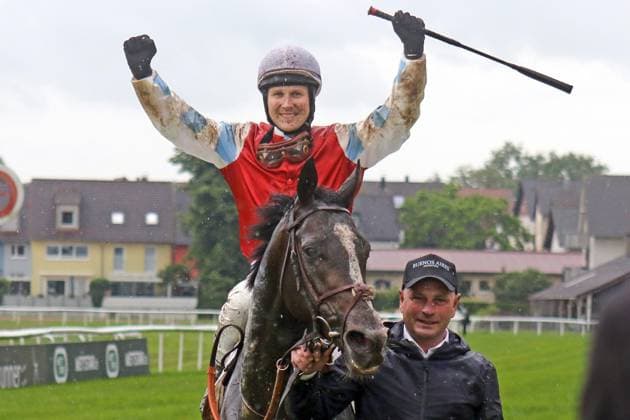 Sport Themen der Woche KW22 01.06.2024, Iffezheim, Baden-Wuerttemberg, GER - Augustus mit Michal Abik nach dem Sieg im Japan Association Derby-Trial. Galopprennbahn Baden-Baden, Iffezheim. (Pferd, Jockey, Augustus, Abik, Sieg) 240601B995IFFEZHEIM.JPG *** 01 06 2024, Iffezheim, Baden Wuerttemberg, GER Augustus with Michal Abik after winning the Japan Association Derby Trial Galopprennbahn Baden Baden, Iffezheim Horse, Jockey, Augustus, Abik, Victory 240601B995IFFEZHEIM JPG