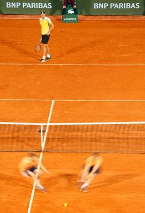 Alexander Zverev looks on as ball kids run for the same ball French Open Tennis, Day 7, Tennis, Roland Garros, Paris, France - 01 June 2024  Copyright: xJavierxGarcia Shutterstockx 14516291au