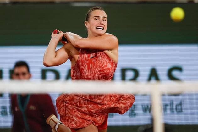 01 06 2024 Tennis, French Open 2024 Roland Garros, FRA, Women™s Singles Court Philippe Chatrier THIRD ROUND Paula Badosa ESP Aryna Sabalenka Picture from left Aryna Sabalenka plays a backhand Copyright: HMBxMedia AntonioxBorga