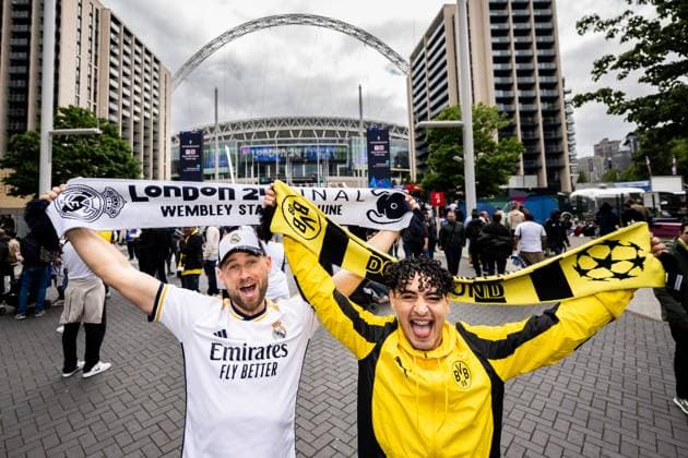 240601 Fans of Real Madrid and of Dortmund outside the stadium ahead of the UEFA Champions League final between Dortmund and Real Madrid on June 1, 2024 in London Photo Petter Arvidson BILDBYRAN kod PA PA0818 fotboll football soccer fotball champions league final dortmund real madrid bbeng publik  Copyright: PETTERxARVIDSON BB240601PA019