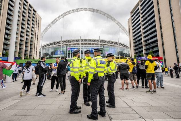 240601 Police outside the stadium ahead of the UEFA Champions League final between Dortmund and Real Madrid on June 1, 2024 in London Photo Petter Arvidson BILDBYRAN kod PA PA0818 fotboll football soccer fotball champions league final dortmund real madrid bbeng polis genre säkerhet  Copyright: PETTERxARVIDSON BB240601PA014