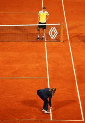 Alexander Zverev challenges a call from female umpire Marijana Veljovic French Open Tennis, Day 7, Tennis, Roland Garros, Paris, France - 01 June 2024  Copyright: xJavierxGarcia Shutterstockx 14516291ay