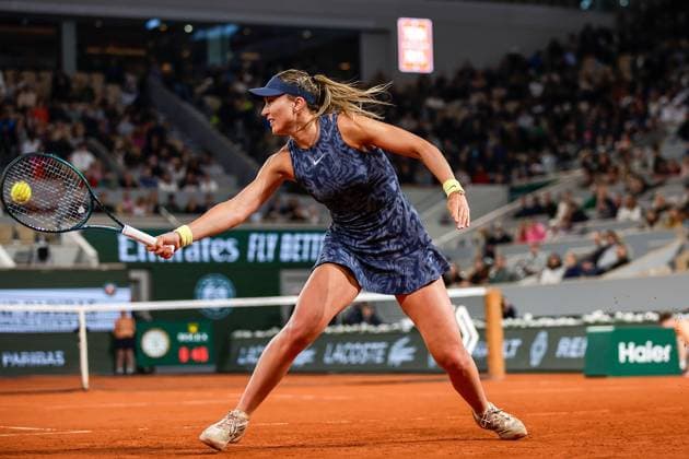 01 06 2024 Tennis, French Open 2024 Roland Garros, FRA, Women™s Singles Court Philippe Chatrier THIRD ROUND Paula Badosa ESP Aryna Sabalenka Picture from left Paula Badosa ESP plays a backhand Copyright: HMBxMedia AntonioxBorga