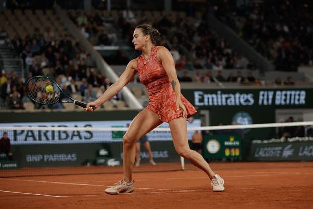 01 06 2024 Tennis, French Open 2024 Roland Garros, FRA, Women™s Singles Court Philippe Chatrier THIRD ROUND Paula Badosa ESP Aryna Sabalenka Picture from left Aryna Sabalenka plays a backhand Copyright: HMBxMedia AntonioxBorga