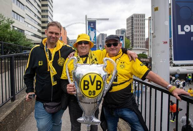 Football, Men, Season 2023 2024, Champions League Final , Borussia Dortmund Real Madrid, Fans of Dortmund with trophy, 01 06 2024, Copyright: xSebastianxRäppold MatthiasxKochx