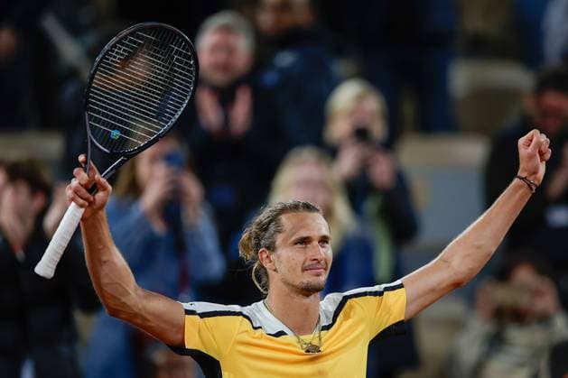 01 06 2024 Tennis, French Open 2024 Roland Garros, FRA, Men™s Singles Court Philippe Chatrier THIRD ROUND Alexander Zverev GER Tallon Griekspoor Netherlands Picture from left Alexander Zverev GER cheers after the end of the match Copyright: HMBxMedia AntonioxBorga