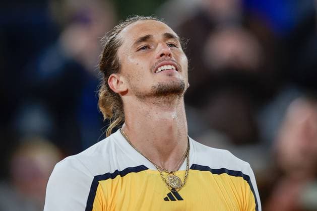 01 06 2024 Tennis, French Open 2024 Roland Garros, FRA, Men™s Singles Court Philippe Chatrier THIRD ROUND Alexander Zverev GER Tallon Griekspoor Netherlands Picture from left Alexander Zverev GER is jubilant and relieved after the end of the match Copyright: HMBxMedia AntonioxBorga