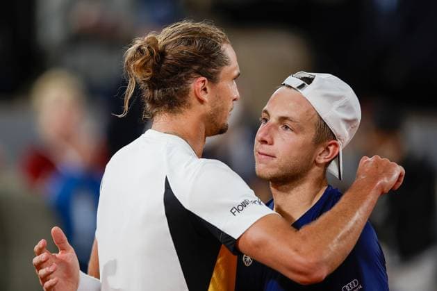 01 06 2024 Tennis, French Open 2024 Roland Garros, FRA, Men™s Singles Court Philippe Chatrier THIRD ROUND Alexander Zverev GER Tallon Griekspoor Netherlands Picture from left Alexander Zverev GER and Tallon Griekspoor Netherlands after the end of the match Copyright: HMBxMedia AntonioxBorga