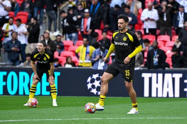 Mats Hummels ( 15 - Borussia Dortmund ) warms up prior to the Final Champions League match between Real Madrid CF and Borussia Dortmund at Wembley Stadium on June 01, 2024 in London , England. ( Photo by federico pestellini panoramic ) - FOOTBALL : Borussia Dortmund vs Real Madrid - Ligue des Champions - 01 06 2024 FedericoPestellini Panoramic 