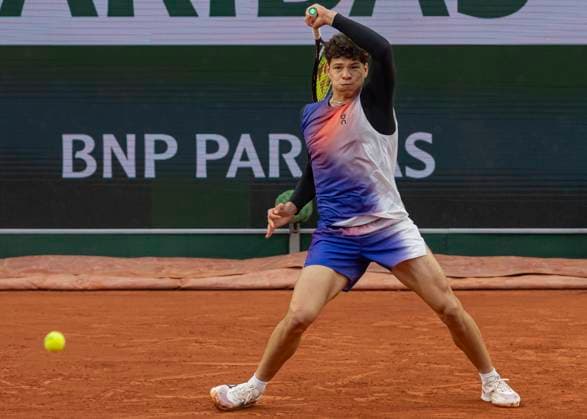 Roland Garros 2024 - Day 7 Ben Shelton is returning the ball against Felix Auger-Aliassime during the Roland Garros Grand Slam Tournament - Day 07 in Paris, France, on June 01, 2024. Paris France  Copyright: xRobertxSzaniszlox originalFilename:szaniszlo-notitle240601_nphFn.jpg