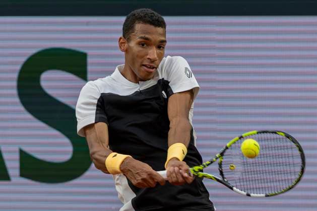 Roland Garros 2024 - Day 7 Felix Auger-Aliassime is returning the ball against Ben Shelton during the Roland Garros Grand Slam Tournament - Day 07 in Paris, France, on June 01, 2024. Paris France  Copyright: xRobertxSzaniszlox originalFilename:szaniszlo-notitle240601_npWK0.jpg