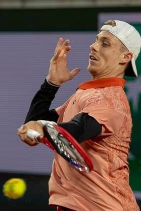 Roland Garros 2024 - Day 7 Denis Shapovalov is returning the ball against Hubert Hurkacz during the Roland Garros Grand Slam Tournament - Day 07 in Paris, France, on June 01, 2024. Paris France  Copyright: xRobertxSzaniszlox originalFilename:szaniszlo-notitle240601_npx4d.jpg
