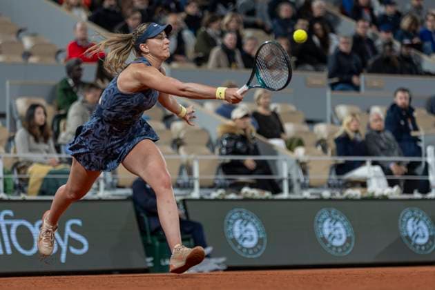 Roland Garros 2024 - Day 7 Paula Badosa is returning the ball against Aryna Sabalenka during the Roland Garros Grand Slam Tournament - Day 07 in Paris, France, on June 01, 2024. Paris France  Copyright: xRobertxSzaniszlox originalFilename:szaniszlo-notitle240601_npQfk.jpg