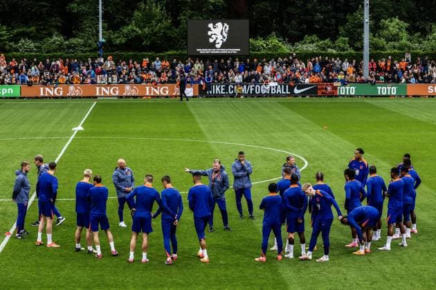 ZEIST - National coach Ronald Koeman before the selection during a training session of the Dutch national team, Nationalteam at the KNVB Campus on June 1, 2024 in Zeist, the Netherlands. The Dutch national team is preparing for the European Football Championship in Germany. ANP VINCENT JANNINK UEFA EURO, EM, Europameisterschaft,Fussball 2024 2024 xVIxANPxSportx xxANPxIVx 500093652 originalFilename: 500093652.jpg
