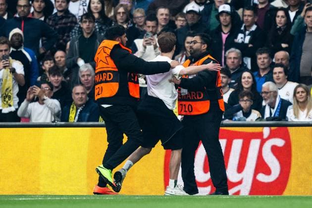 240601 A pitch invader during the UEFA Champions League final between Dortmund and Real Madrid on June 1, 2024 in London Photo Petter Arvidson BILDBYRAN kod PA PA0818 fotboll football soccer fotball champions league final dortmund real madrid bbeng publik  Copyright: PETTERxARVIDSON BB240601PA074
