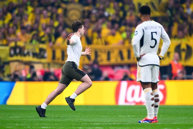 240601 A pitch invader during the UEFA Champions League final between Dortmund and Real Madrid on June 1, 2024 in London Photo Petter Arvidson BILDBYRAN kod PA PA0818 fotboll football soccer fotball champions league final dortmund real madrid bbeng publik  Copyright: PETTERxARVIDSON BB240601PA075