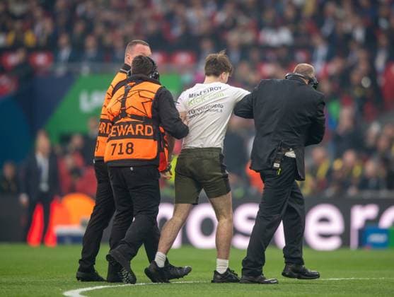 Football, men, 2023 2024 season, Champions League final , Borussia Dortmund Real Madrid, stewards lead away a streaker, 01 06 2024, Copyright: xSebastianxRäppold MatthiasxKochx