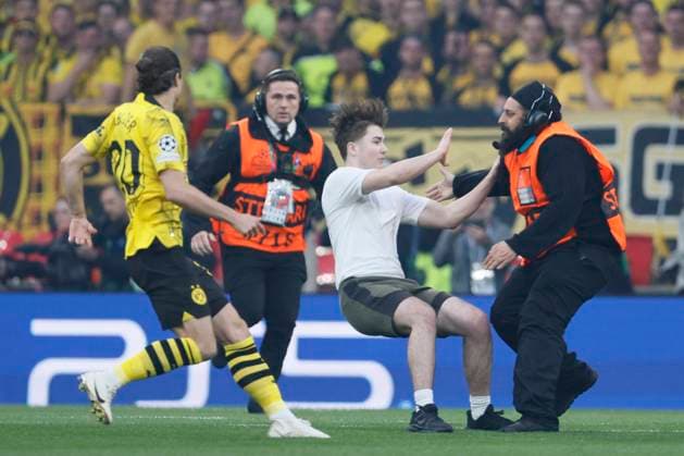 Borussia Dortmund v Real Madrid CF - UEFA Champions League Final 2023 24 Pitch invader is blocked by steward during the UEFA Champions League 2023 24 final match between Borussia Dortmund and Real Madrid CF at Wembley Stadium on June 1, 2024 in London, England. London Wembley Stadium England United Kingdom Copyright: xRichardxSellers Sportsphoto APLx 14039571