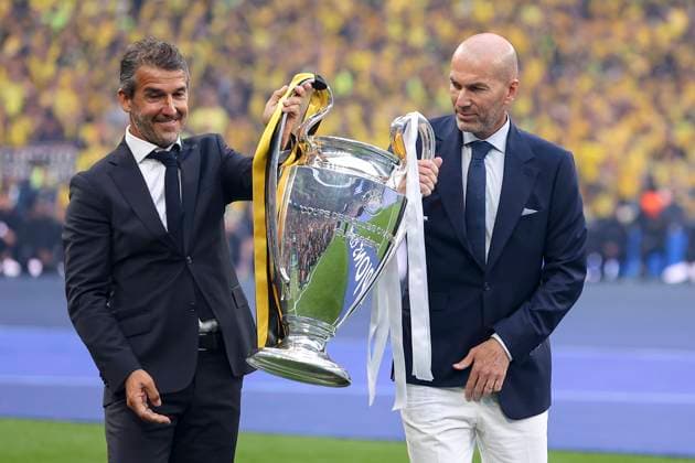 Football, CL Final, Borussia Dortmund - Real Madrid, Riedle and Zidane bring home the trophy