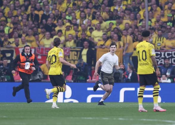London, England, 1st June 2024. One of three pitch invaders makes it onto the pitch delaying the game during the UEFA Champions League final match at Wembley Stadium, London. Picture credit should read: David Klein Sportimage EDITORIAL USE ONLY. No use with unauthorised audio, video, data, fixture lists, club league logos or live services. Online in-match use limited to 120 images, no video emulation. No use in betting, games or single club league player publications. SPI-3169-0074
