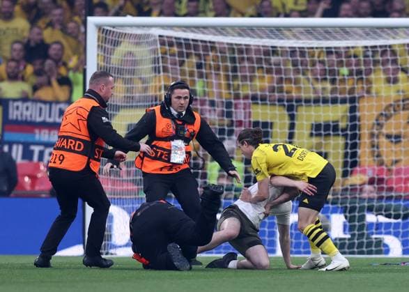 Football, CL Final, Borussia Dortmund - Real Madrid, Flitzer on the pitch