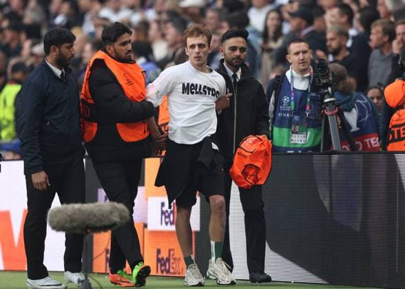 London, England, 1st June 2024. One of three pitch invaders makes it onto the pitch delaying the game during the UEFA Champions League final match at Wembley Stadium, London. Picture credit should read: David Klein Sportimage EDITORIAL USE ONLY. No use with unauthorised audio, video, data, fixture lists, club league logos or live services. Online in-match use limited to 120 images, no video emulation. No use in betting, games or single club league player publications. SPI-3169-0072