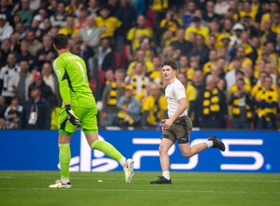 Football, Men, Season 2023 2024, Champions League Final , Borussia Dortmund Real Madrid, Goalkeeper Thibaut Courtois Real Madrid and a speedster, 01 06 2024, Copyright: xSebastianxRäppold MatthiasxKochx