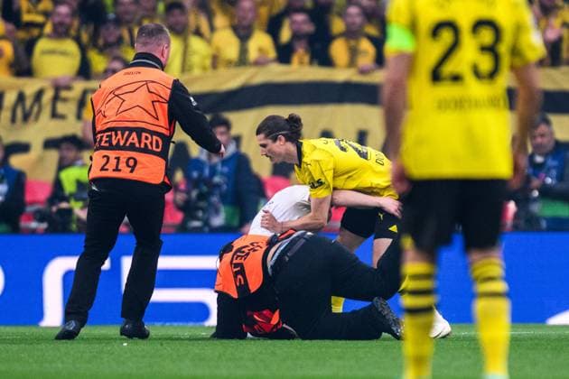 240601 A pitch invader during the UEFA Champions League final between Dortmund and Real Madrid on June 1, 2024 in London Photo Petter Arvidson BILDBYRAN kod PA PA0818 fotboll football soccer fotball champions league final dortmund real madrid bbeng publik  Copyright: PETTERxARVIDSON BB240601PA079