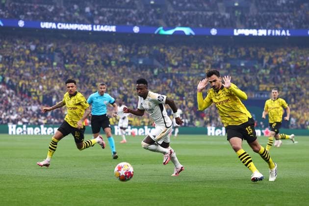 Champions-League-Finale 1. Juni 2024, London UEFA-Champions-League-Finale Borussia Dortmund gegen Real Madrid Vinicius Junior von Real Madrid C kämpft mit Jadon Sancho von Borussia Dortmund L und Mats Hummels von Borussia Dortmund R Foto Charlotte Wilson Abseits London UK  Copyright: xCharlottexWilsonx xOffsidexOffside
