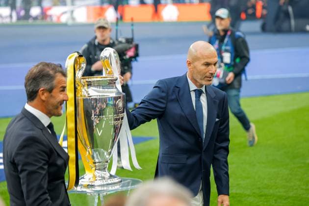 UEFA Champions League Final 2024 Borussia Dortmund Real Madrid London, England 20240601 Karl Heinz Riedle and Zinedine Zidane with the trophy for the Champions League Final between Borussia Dortmund and Real Madrid at Wembley Stadium Photo Svein Ove Ekornesvag NTB London England EDITORIAL USE ONLY RESTRICTED USE FOR BETTING COMPANIES  Copyright: xSveinxOvexEkornesvagx xNTBx