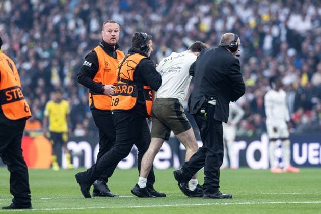 UEFA Champions League Final 2024 Borussia Dortmund Real Madrid 01 06 2024 A streaker interrupts the match in the first minute and is overpowered and taken away by stewards UEFA Champions League Final 2024 Borussia Dortmund Real Madrid London, Wembley on 01 06 2024 Copyright: xBEAUTIFULxSPORTS Wunderlx