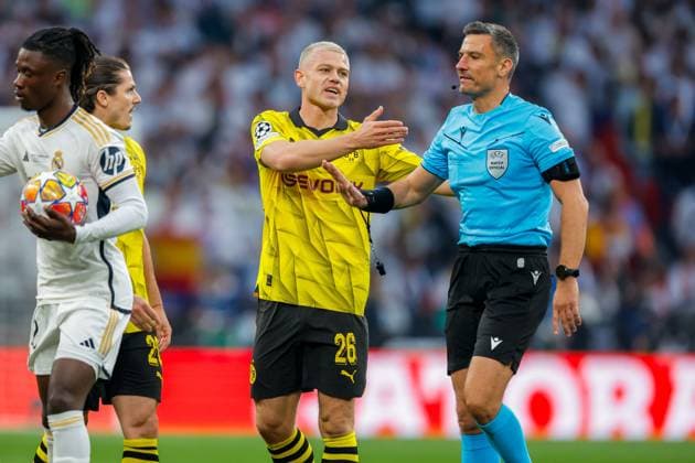 UEFA Champions League Final 2024 Borussia Dortmund Real Madrid London, England 20240601 Borussia Dortmunds Julian Ryerson discusses with the referee during the Champions League Final between Borussia Dortmund and Real Madrid at Wembley Stadium Photo Svein Ove Ekornesvag NTB London England EDITORIAL USE ONLY RESTRICTED USE FOR BETTING COMPANIES  Copyright: xSveinxOvexEkornesvagx xNTBx