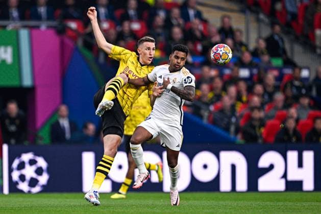 2024-06-01 Borussia Dortmund v Real Madrid CF - UEFA Champions League Final 2023 24 LONDON, UNITED KINGDOM - JUNE 1: Nico Schlotterbeck of Borussia Dortmund, Rodrygo of Real Madrid CF battle for the ball mid-air during the UEFA Champions League Final 2023 24 match between Borussia Dortmund and Real Madrid CF at Wembley Stadium on June 1, 2024 in London, United Kingdom. (Photo by Pablo Morano BSR Agency) London United Kingdom Content not available for redistribution in The Netherlands directly or indirectly through any third parties. Copyright: xBSRxAgencyx