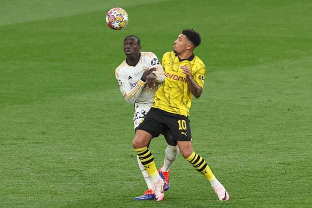 Jadon Sancho of Borussia Dortmund (R) battles with Ferland Mendy of Real Madrid (L) Borussia Dortmund v Real Madrid, UEFA Champions League, Final, Football, Wembley Stadium, London, UK - 01 June 2024 EDITORIAL USE ONLY No use with unauthorised audio, video, data, fixture lists, club league logos or live services. Online in-match use limited to 120 images, no video emulation. No use in betting, games or single club league player publications. Copyright: xPaulxCurrie Shutterstockx 14516316aw