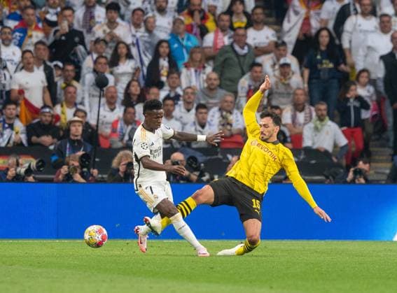 Football, Men, Season 2023 2024, Champions League Final , Borussia Dortmund Real Madrid, v l Vinicius Junior Real Madrid , Mats Hummels Borussia Dortmund , 01 06 2024, Copyright: xSebastianxRäppold MatthiasxKochx