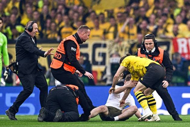 2024-06-01 Borussia Dortmund v Real Madrid CF - UEFA Champions League Final 2023 24 LONDON, UNITED KINGDOM - JUNE 1: fan on the ground pulling at Marcel Sabitzer of Borussia Dortmund after invading the pitch during the UEFA Champions League Final 2023 24 match between Borussia Dortmund and Real Madrid CF at Wembley Stadium on June 1, 2024 in London, United Kingdom. (Photo by Pablo Morano BSR Agency) London United Kingdom Content not available for redistribution in The Netherlands directly or indirectly through any third parties. Copyright: xBSRxAgencyx