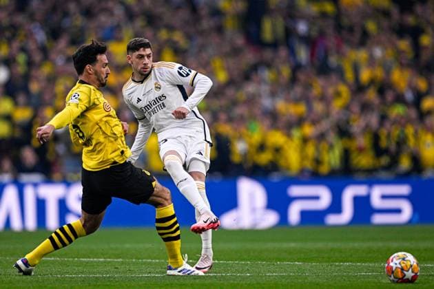 2024-06-01 Borussia Dortmund v Real Madrid CF - UEFA Champions League Final 2023 24 LONDON, UNITED KINGDOM - JUNE 1: Mats Hummels of Borussia Dortmund tries to stop Federico Valverde of Real Madrid CF from making a pass during the UEFA Champions League Final 2023 24 match between Borussia Dortmund and Real Madrid CF at Wembley Stadium on June 1, 2024 in London, United Kingdom. (Photo by Pablo Morano BSR Agency) London United Kingdom Content not available for redistribution in The Netherlands directly or indirectly through any third parties. Copyright: xBSRxAgencyx